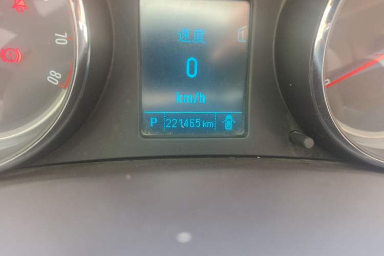 Used Buick Regal 2015 2.0L Leading Fashion Edition Odometer Close Up