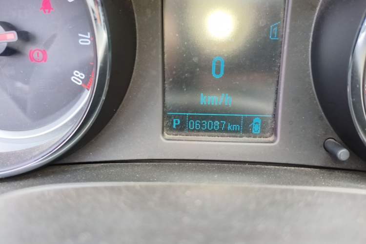 Used Buick Regal 2015 1.6T Leading Technology Model Odometer Close Up