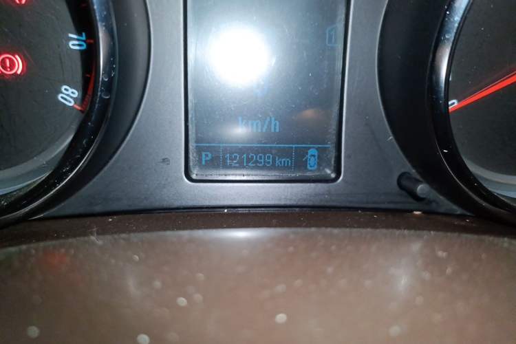 Used Buick Regal 2015 2.0L Leading Fashion Edition Odometer Close Up