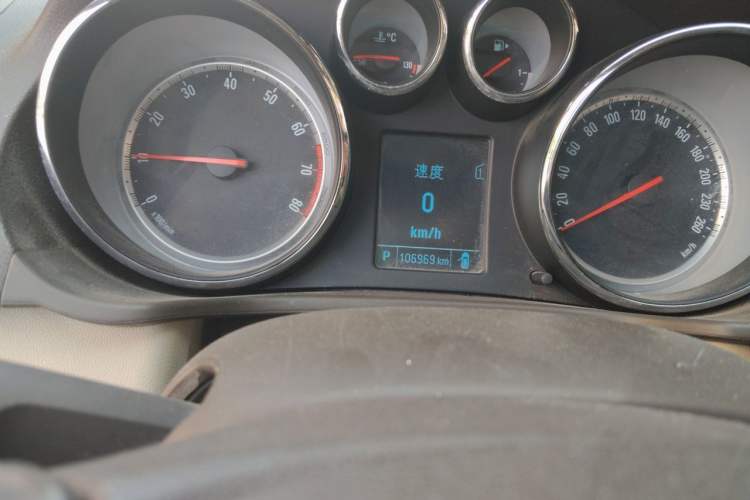 Used Buick Regal 2015 2.0L Leading Fashion Edition Odometer Close Up