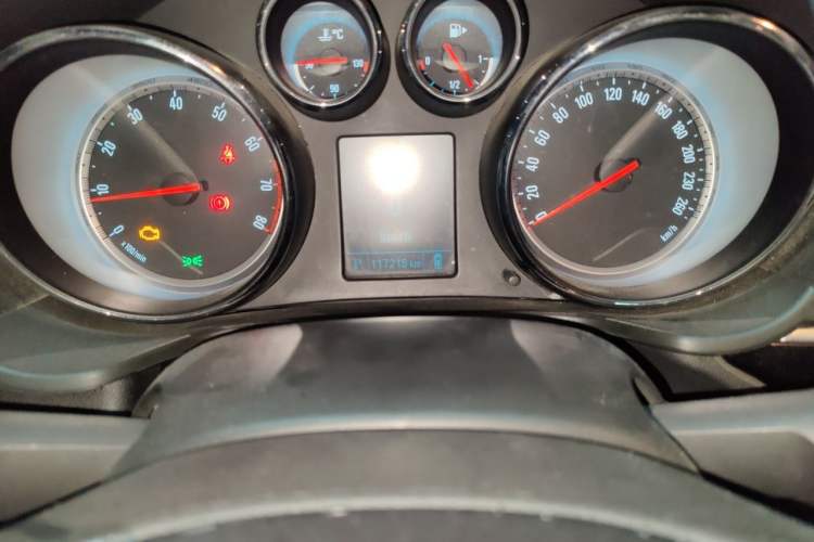 Used Buick Regal 2015 1.6T Leading Technology Model Odometer Close Up