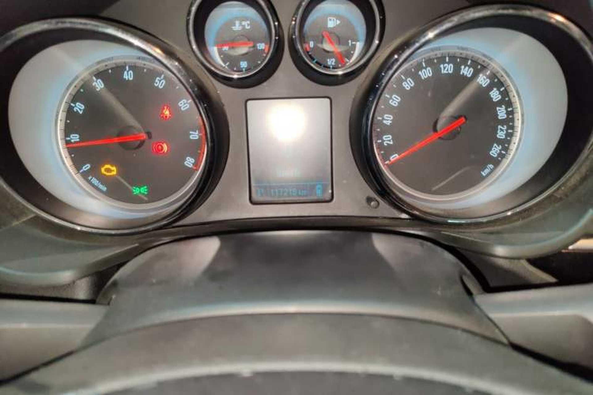 Used Buick Regal 2015 1.6T Leading Technology Model Odometer Close Up