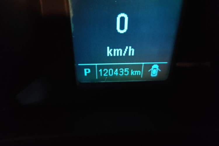 Used Buick Regal 2015 2.0L Leading Fashion Edition Odometer Close Up