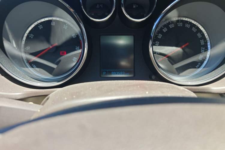 Used Buick Regal 2015 2.0L Leading Fashion Edition Odometer Close Up