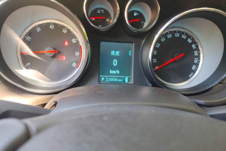 Used Buick Regal 2015 2.0L Leading Fashion Edition Odometer Close Up