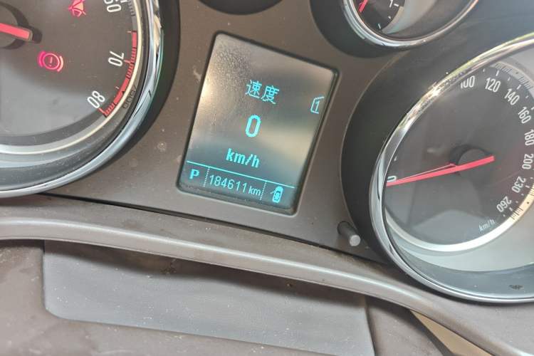 Used Buick Regal 2015 2.0L Leading Fashion Edition Odometer Close Up