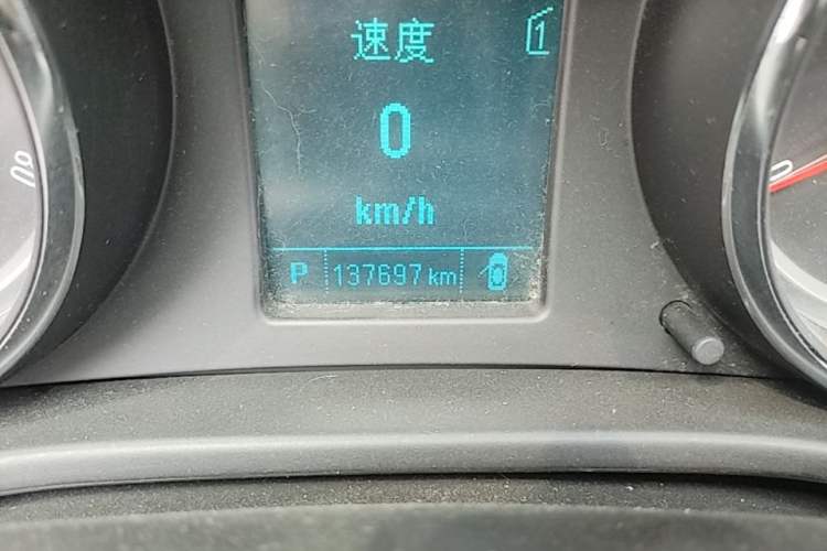 Used Buick Regal 2015 1.6T Leading Technology Model Odometer Close Up