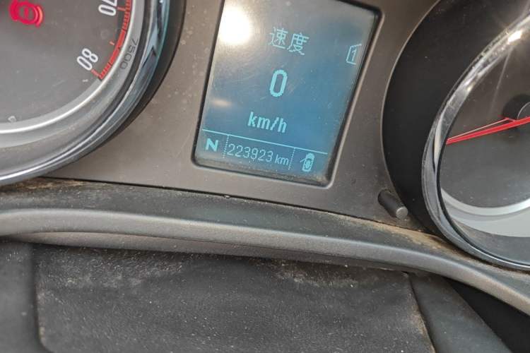 Used Buick Regal 2015 1.6T Leading Technology Model Odometer Close Up