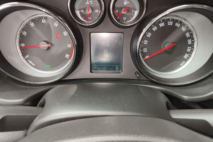 Used Buick Regal 2015 1.6T Leading Technology Model Odometer Close Up