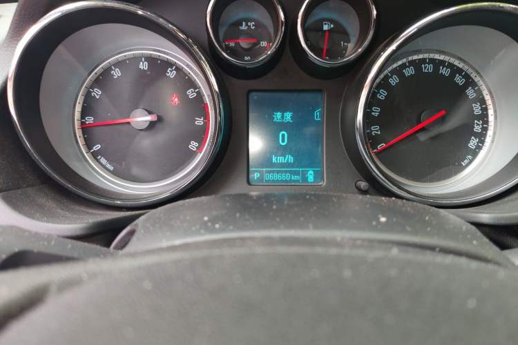 Used Buick Regal 2015 1.6T Leading Technology Model Odometer Close Up