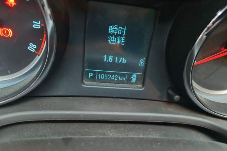 Used Buick Regal 2015 2.0L Leading Fashion Edition Odometer Close Up