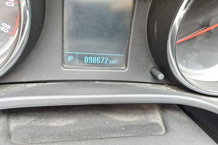 Used Buick Regal 2015 1.6T Leading Technology Model Odometer Close Up