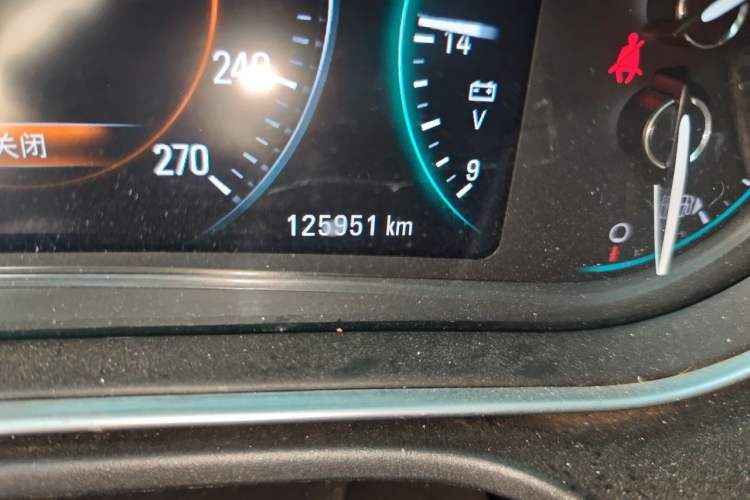 Used Buick Regal 2015 1.6T Leading Technology Model Odometer Close Up