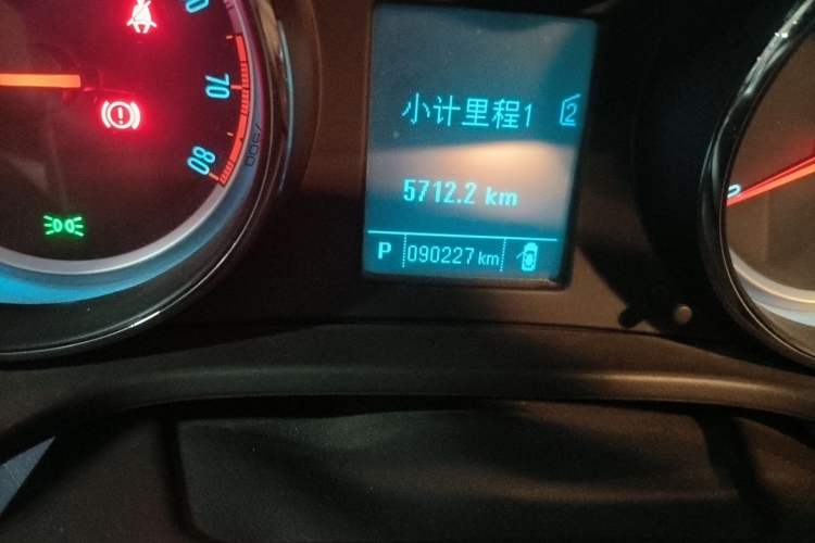 Used Buick Regal 2015 2.0L Leading Fashion Edition Odometer Close Up
