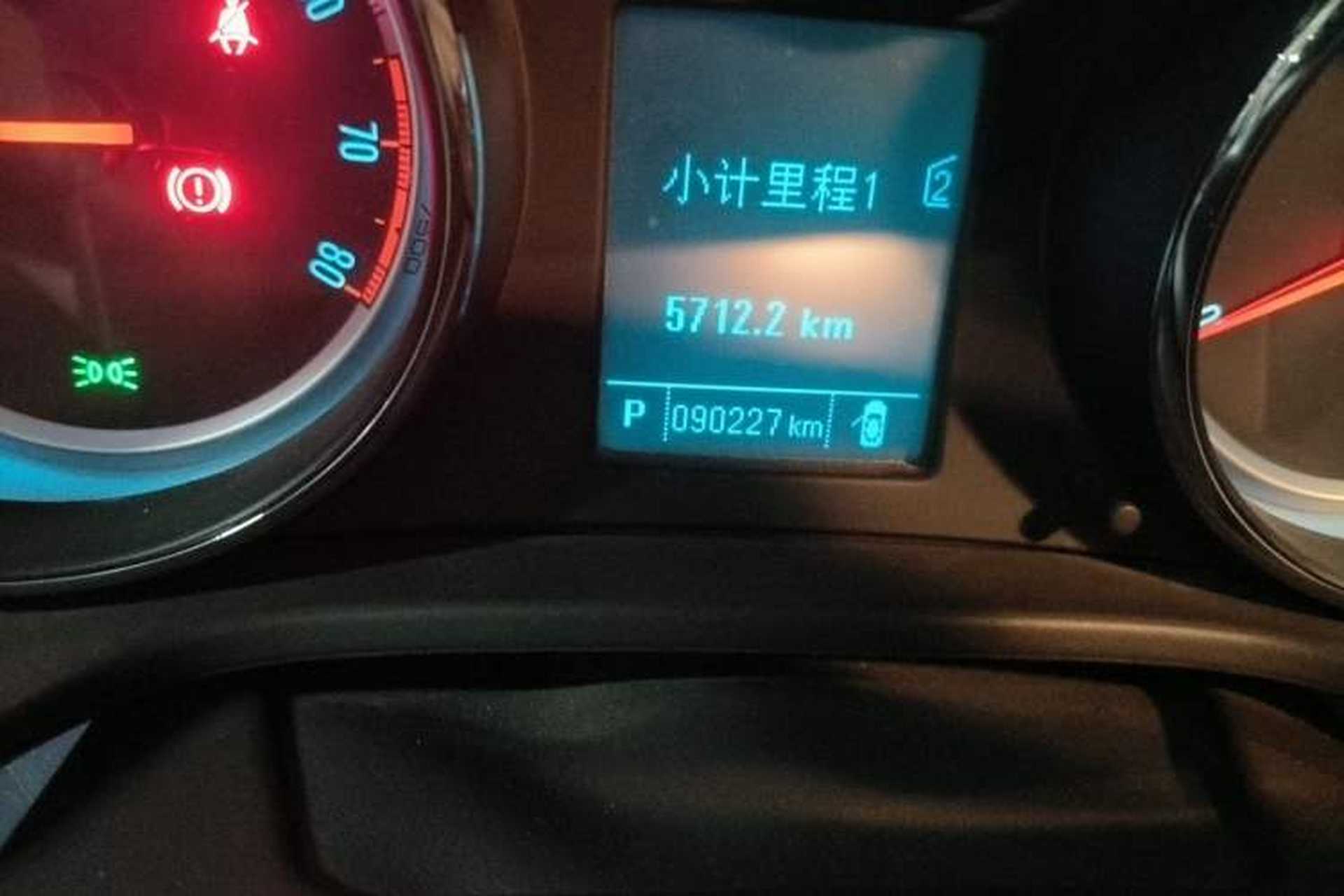 Used Buick Regal 2015 2.0L Leading Fashion Edition Odometer Close Up