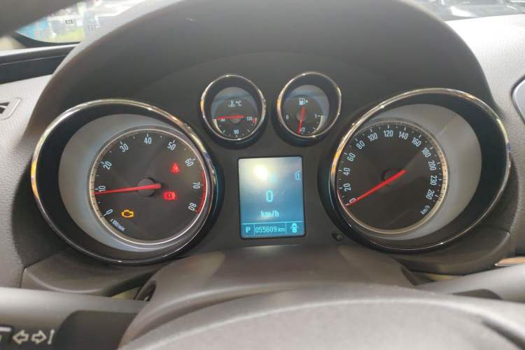 Used Buick Regal 2015 2.0L Leading Fashion Edition Odometer Close Up