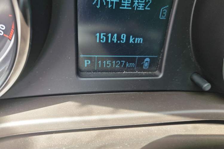Used Buick Regal 2015 2.0L Leading Fashion Edition Odometer Close Up
