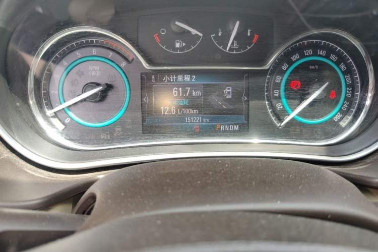 Used Buick Regal 2015 2.0L Elite Fashion Edition Odometer Close Up