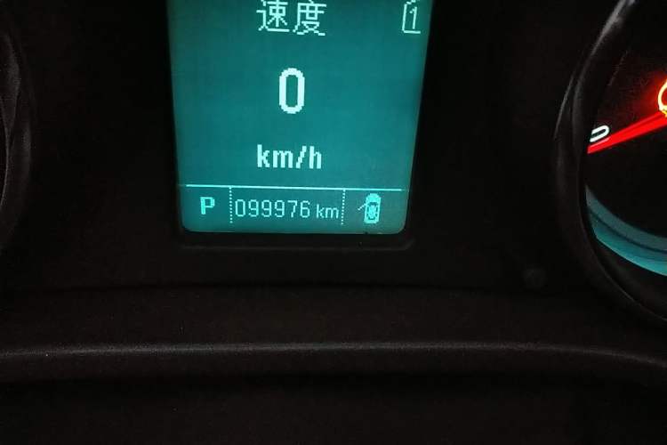 Used Buick Regal 2015 2.0L Leading Fashion Edition Odometer Close Up