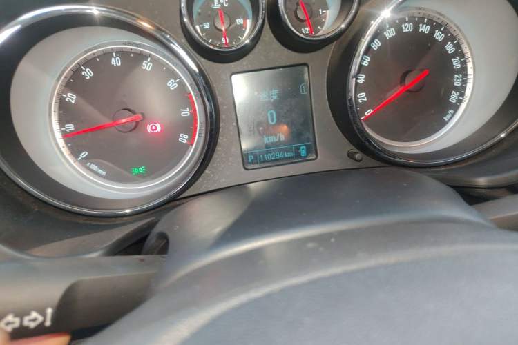 Used Buick Regal 2015 1.6T Leading Technology Model Odometer Close Up