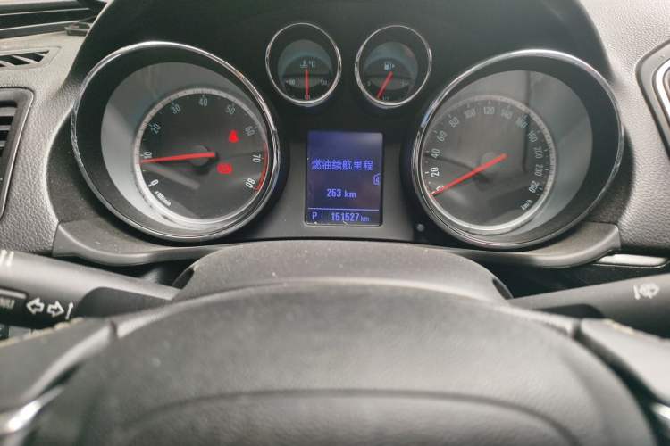 Used Buick Regal 2015 1.6T Leading Technology Model Odometer Close Up