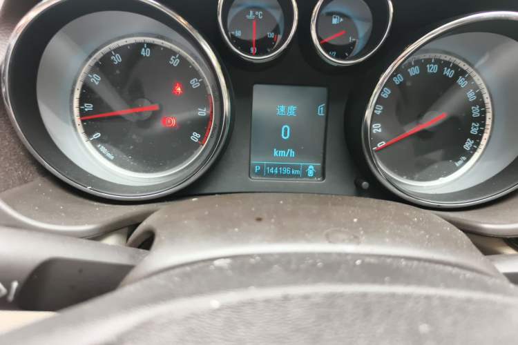 Used Buick Regal 2015 2.0L Leading Fashion Edition Odometer Close Up