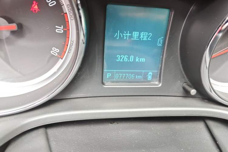 Used Buick Regal 2015 1.6T Leading Technology Model Odometer Close Up