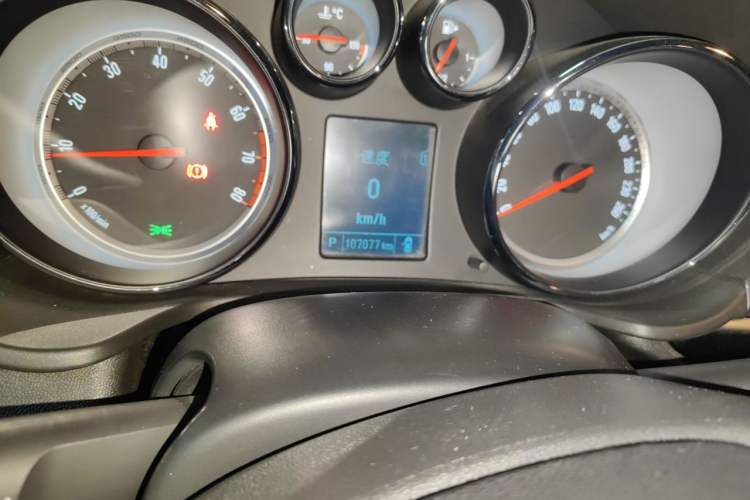 Used Buick Regal 2015 1.6T Fashion Tech Model Odometer Close Up
