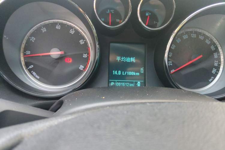 Used Buick Regal 2015 1.6T Leading Technology Model Odometer Close Up