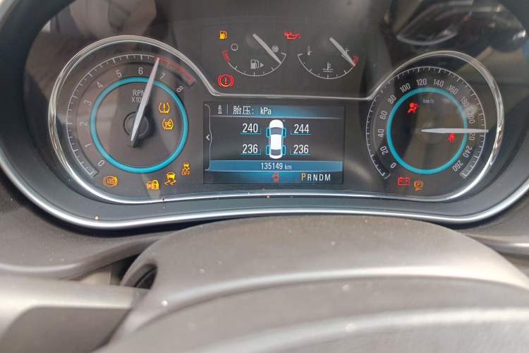 Used Buick Regal 2015 2.0L Elite Fashion Edition Odometer Close Up