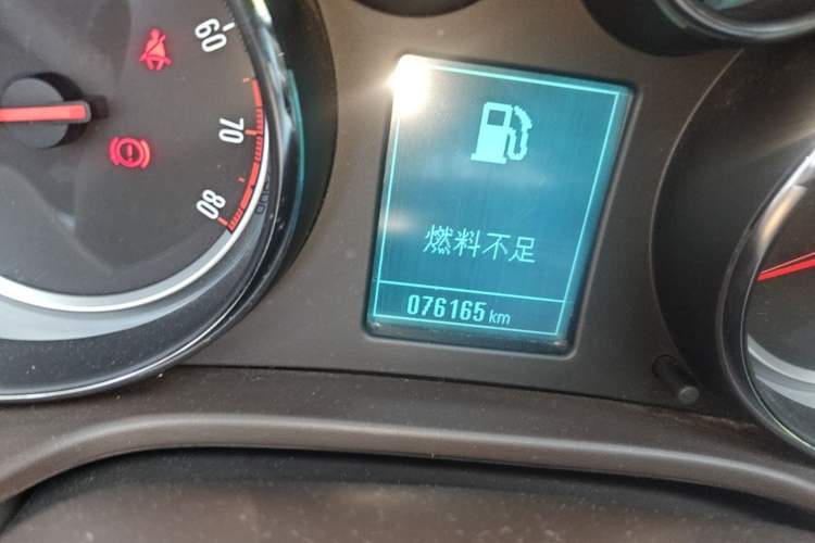Used Buick Regal 2015 2.0L Leading Fashion Edition Odometer Close Up