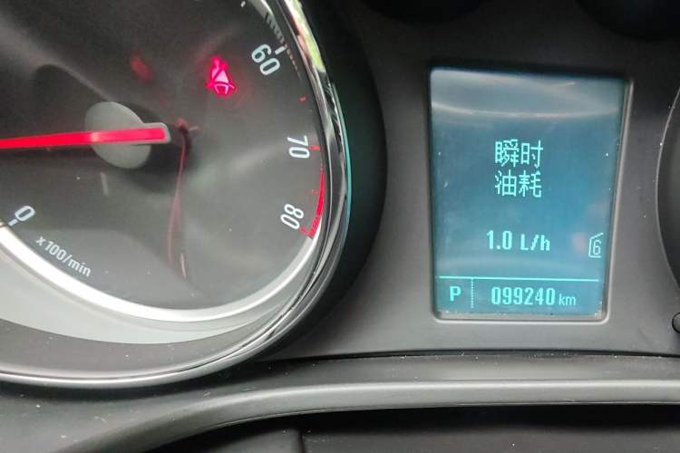 Used Buick Regal 2015 1.6T Leading Technology Model Odometer Close Up