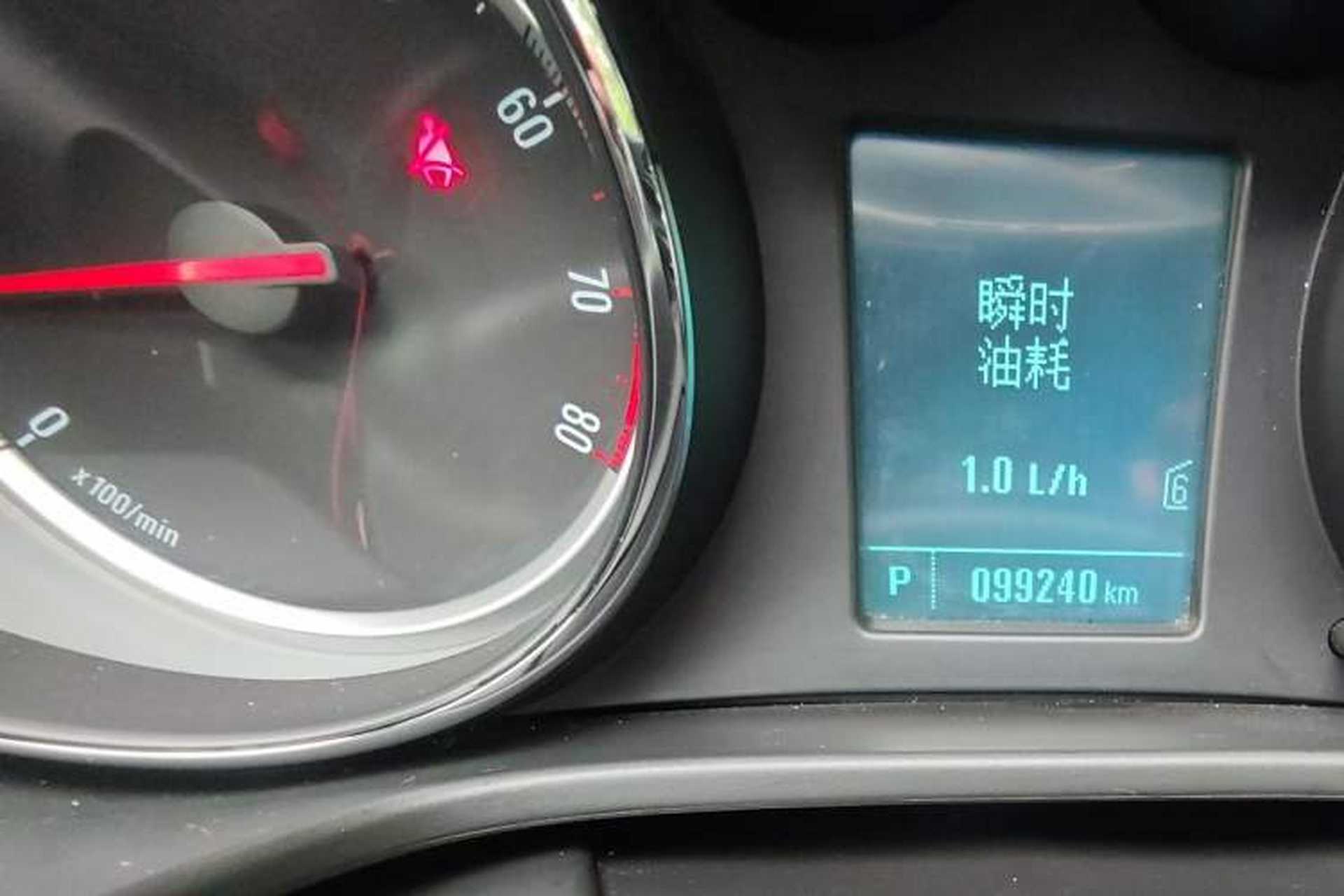 Used Buick Regal 2015 1.6T Leading Technology Model Odometer Close Up