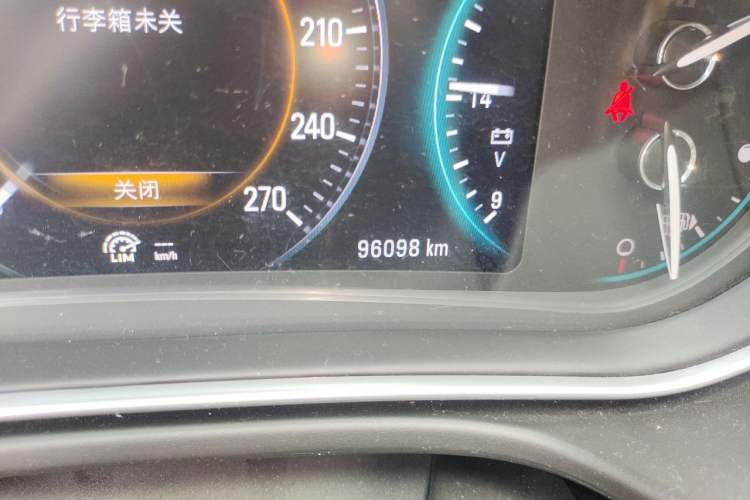 Used Buick Regal 2015 1.6T Elite Tech Model Odometer Close Up