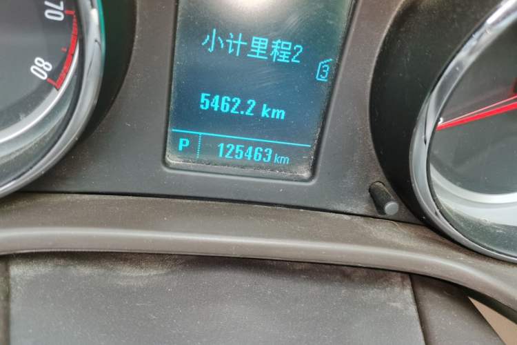 Used Buick Regal 2015 2.0L Leading Fashion Edition Odometer Close Up