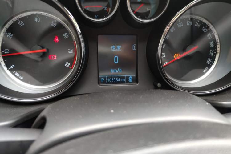 Used Buick Regal 2015 1.6T Fashion Tech Model Odometer Close Up