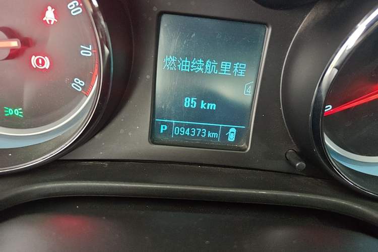 Used Buick Regal 2015 1.6T Leading Technology Model Odometer Close Up