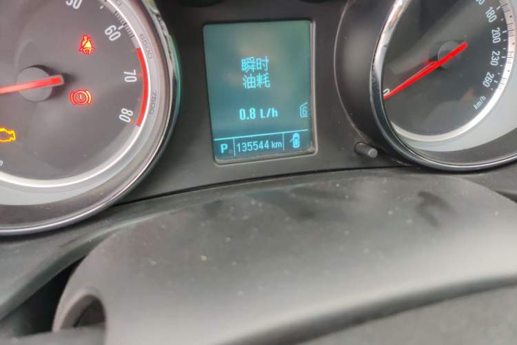 Used Buick Regal 2015 1.6T Leading Technology Model Odometer Close Up