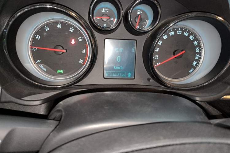 Used Buick Regal 2015 1.6T Leading Technology Model Odometer Close Up