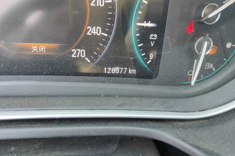 Used Buick Regal 2015 1.6T Elite Tech Model Odometer Close Up