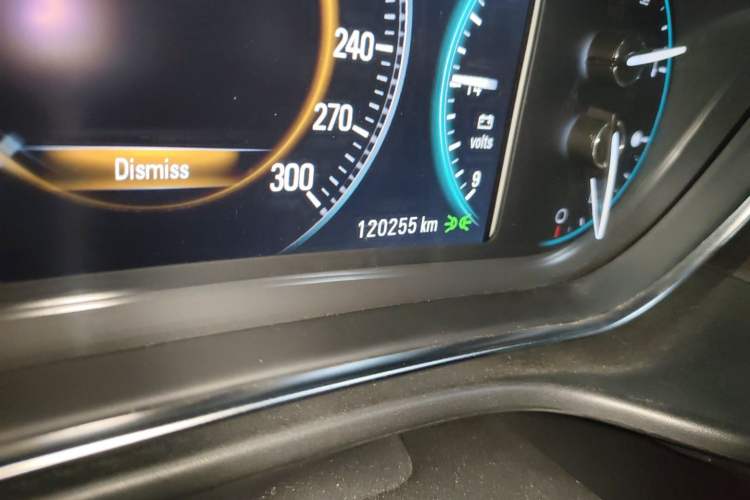 Used Buick Regal 2015 1.6T Leading Technology Model Odometer Close Up
