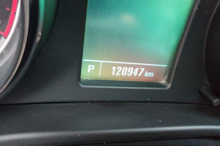 Used Buick Regal 2015 1.6T Leading Technology Model Odometer Close Up