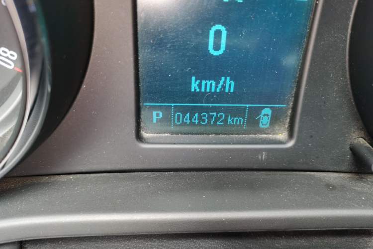 Used Buick Regal 2015 1.6T Leading Technology Model Odometer Close Up