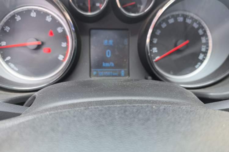 Used Buick Regal 2015 1.6T Leading Technology Model Odometer Close Up