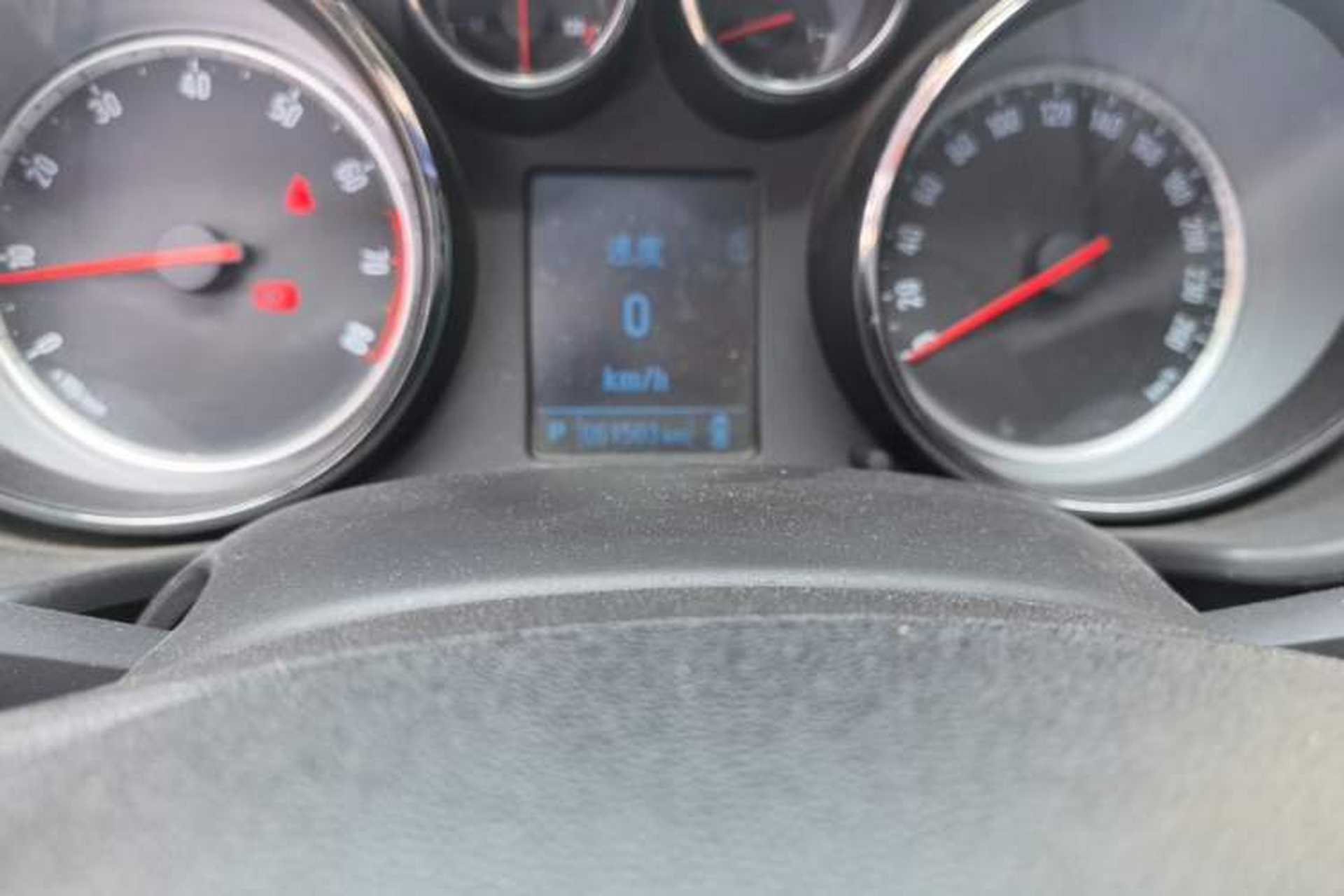 Used Buick Regal 2015 1.6T Leading Technology Model Odometer Close Up