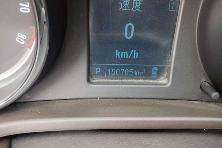 Used Buick Regal 2015 2.0L Leading Fashion Edition Odometer Close Up