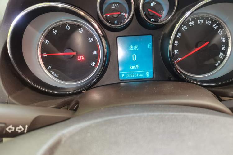 Used Buick Regal 2015 2.0L Leading Fashion Edition Odometer Close Up