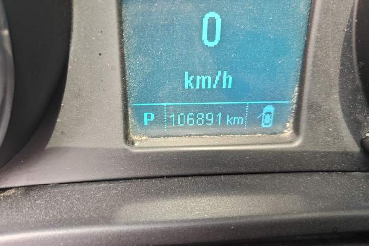 Used Buick Regal 2015 1.6T Leading Technology Model Odometer Close Up
