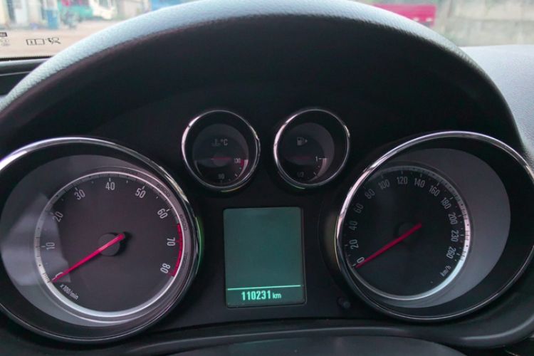Used Buick Regal 2015 1.6T Elite Tech Model Odometer Close Up