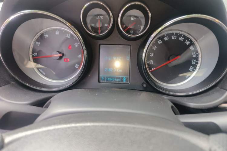 Used Buick Regal 2015 1.6T Leading Technology Model Odometer Close Up